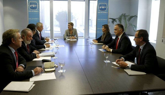 La secretaria general del PP, María Dolores de Cospedal, al inicio de la reunión del Comité de Dirección del partido que preside la que la presidenta del PP Catalán, Alicia Sánchez-Camacho, junto al resto de miembros del PP