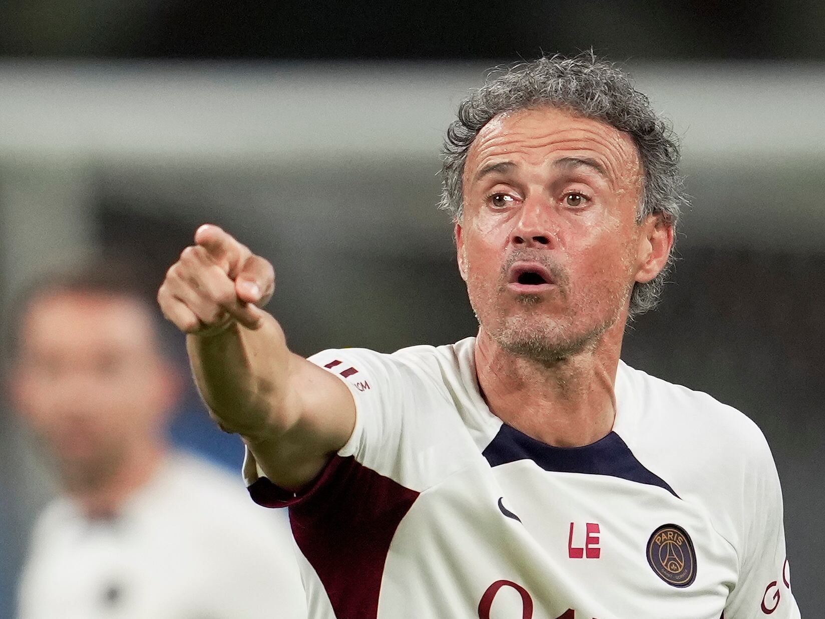 Tokyo (Japan), 31/07/2023.- Paris Saint-Germain&#039;s head coach Luis Enrique talks to his players during an official practice session in preparation for a club friendly against Inter Milan at the National Stadium in Tokyo, Japan, 31 July 2023. (Futbol, Amistoso, Japón, Tokio) EFE/EPA/KIMIMASA MAYAMA
