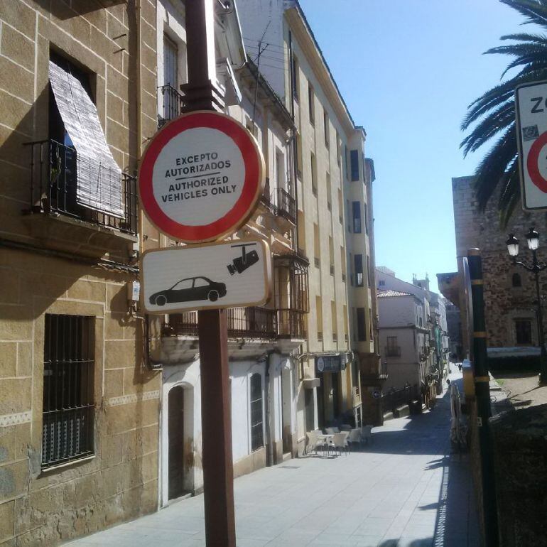 La señalización vertical ya advierte de la vigilancia con cámaras