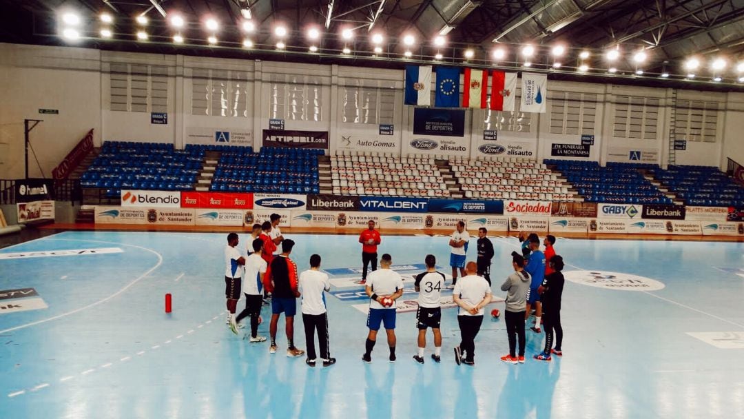 Charla durante el entrenamiento del lunes en La Albericia