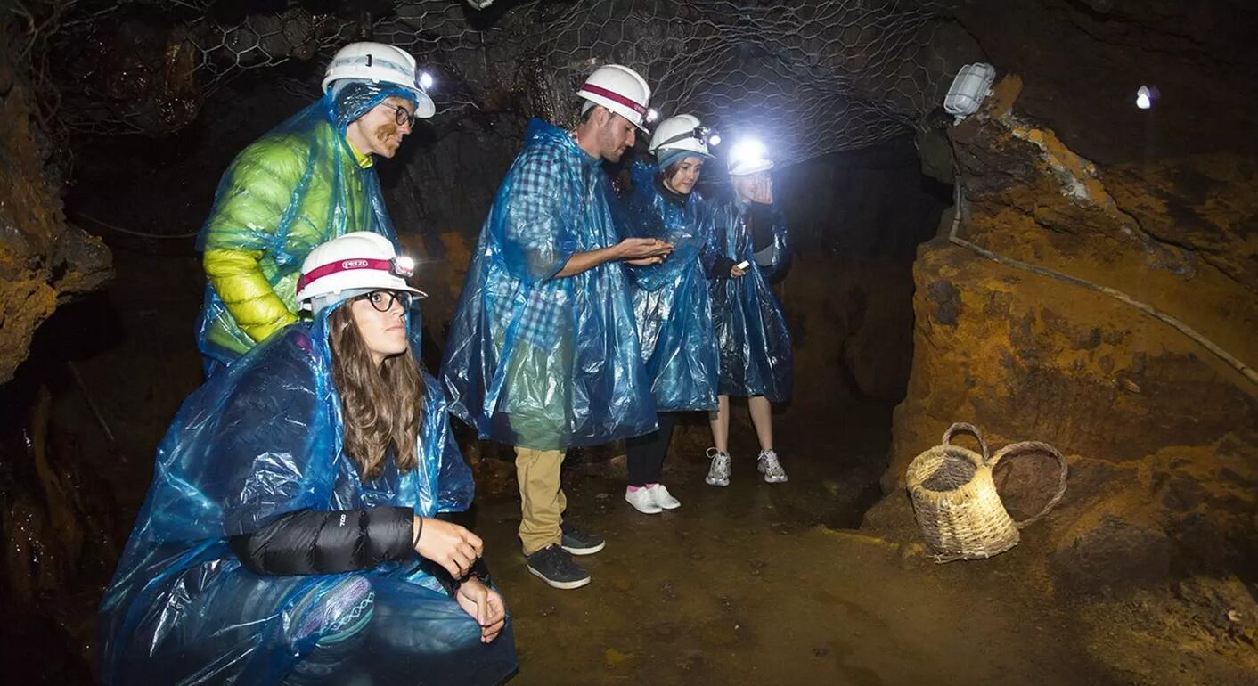 Visitants a la mina de Llorts.