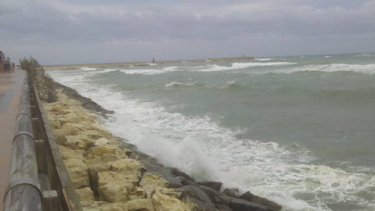 El temporal azota la costa en Dénia.