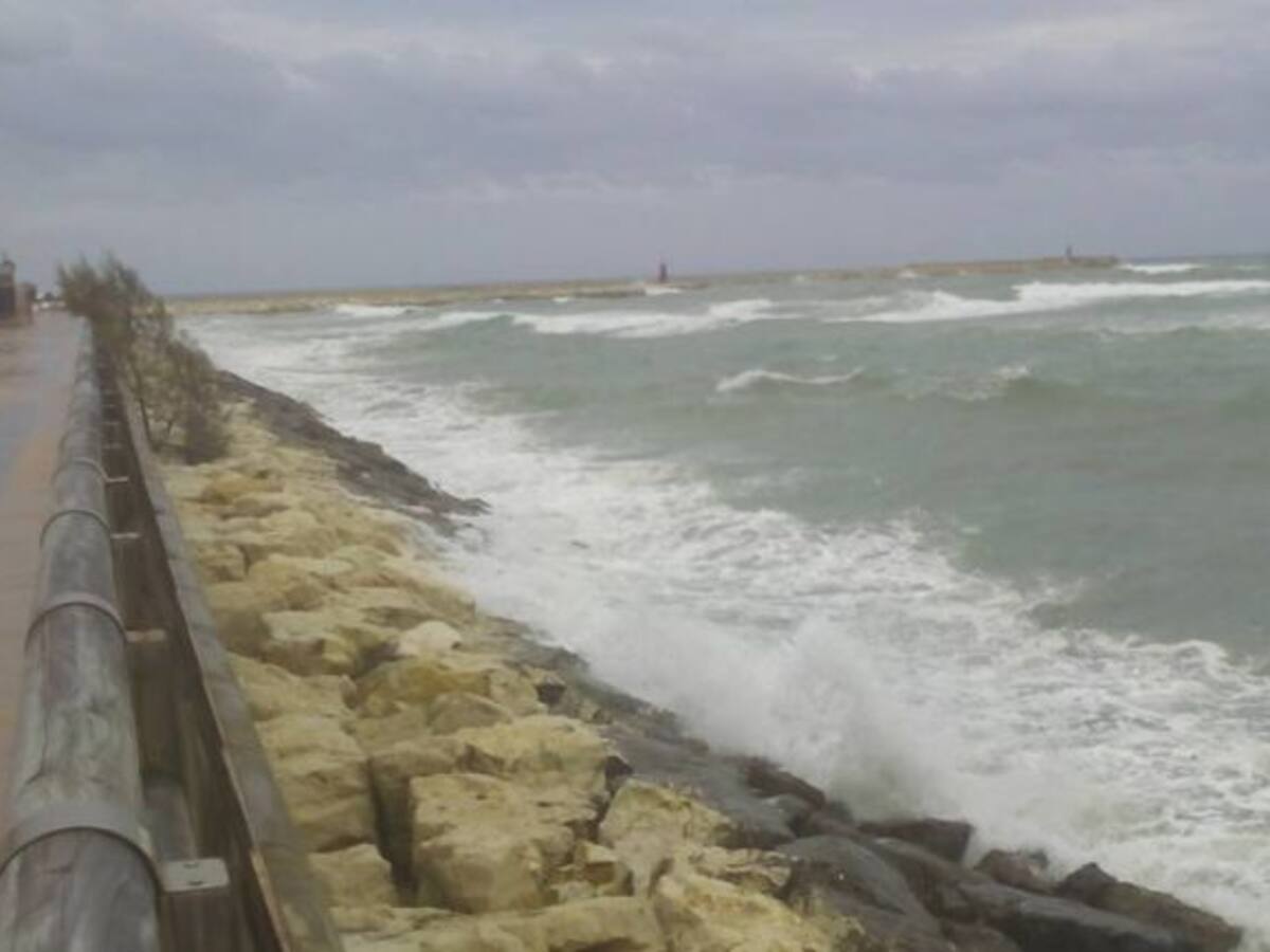 Rescatan un coche sumergido en el río Racons