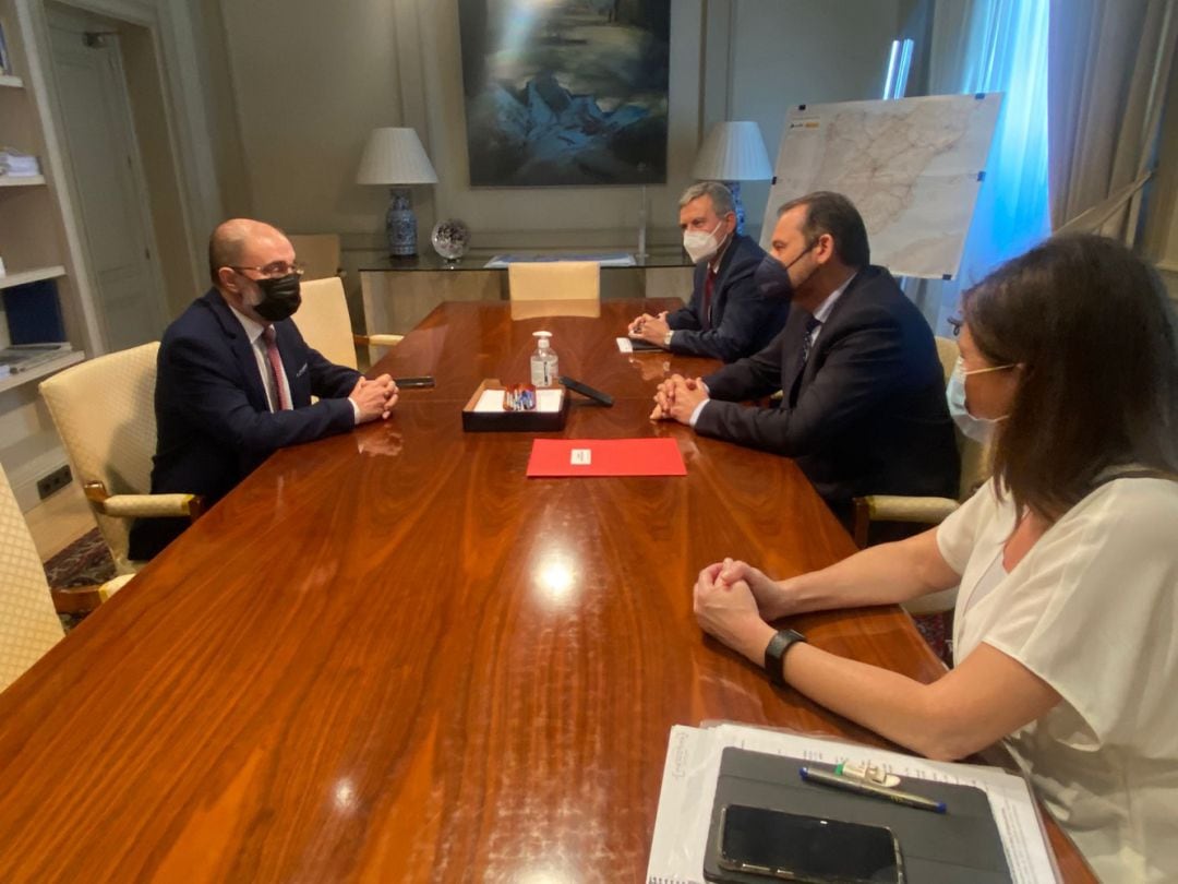 Reunión entre el presidente del Gobierno de Aragón, Javier Lambán, y el ministro de Transportes, José Luis Ábalos. Han asistido también el secretario de Transportes, Movilidad y Agenda Urbana, Pedro Saura, y la secretaria general de Transportes, María Jos