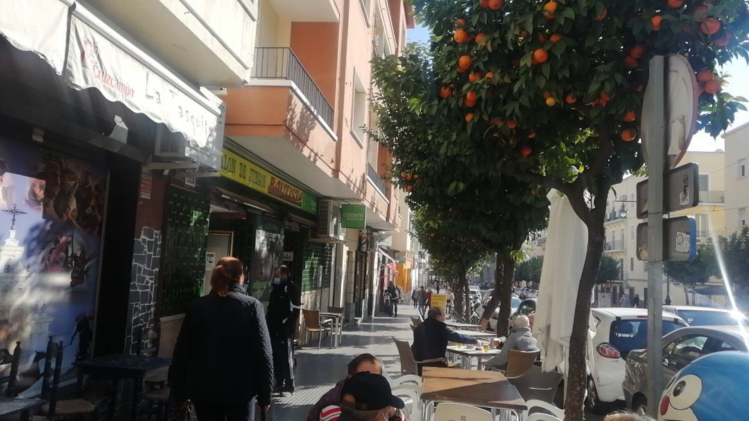 Imagen de la calle Isla Cristina en el barrio de Isla Chica (Huelva)