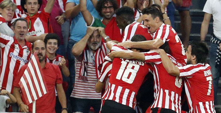 El defensa del Athletic Mikel Balenziaga celebra con sus compañeros el gol marcado ante el Sevilla, el segundo del equipo, durante el partido de la sexta jornada de Liga de Primera División que se juega hoy en San Mamés, en Bilbao
