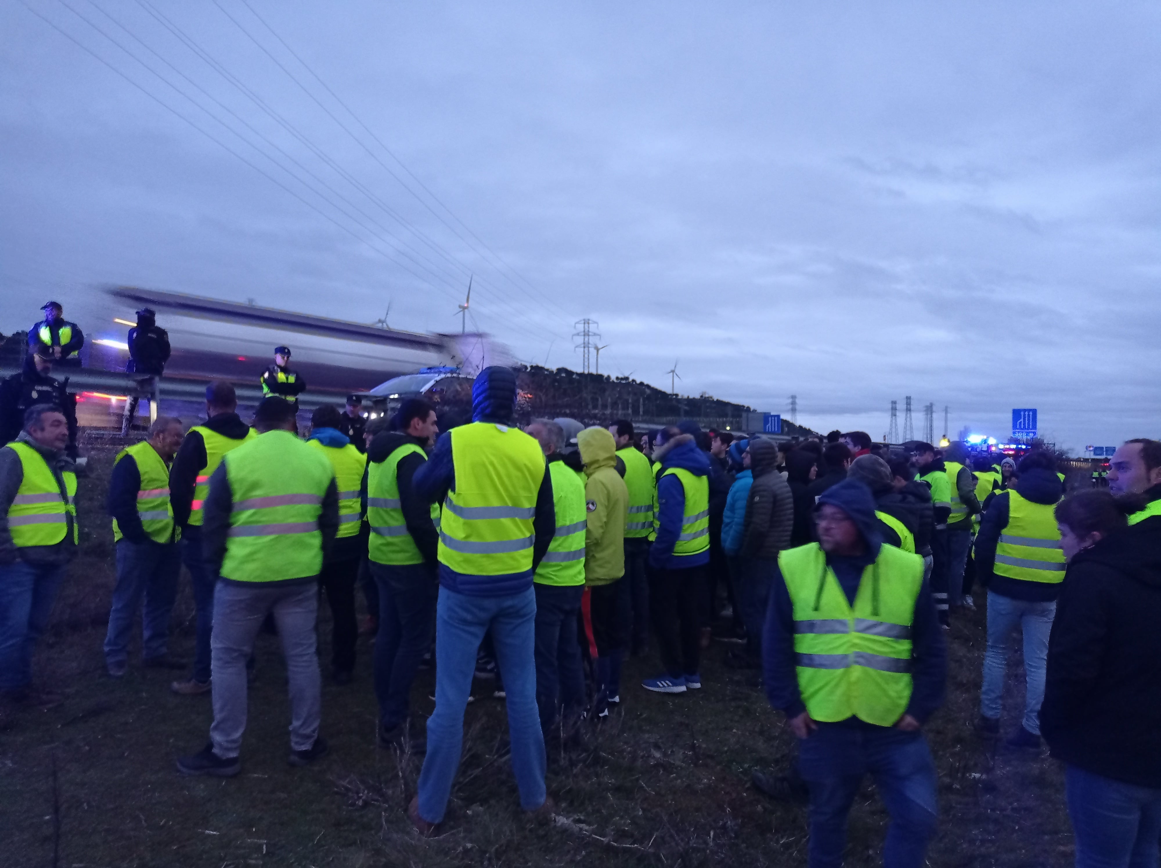 Un grupo de agricultores ha intentando cortar el tráfico en la A-67 en las prximidades de Palencia