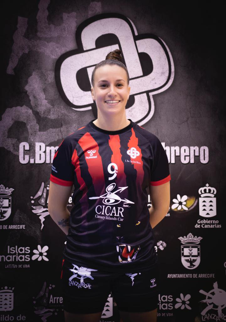 Nabila de Ganzo con la camiseta del CICAR Lanzarote Ciudad de Arrecife.