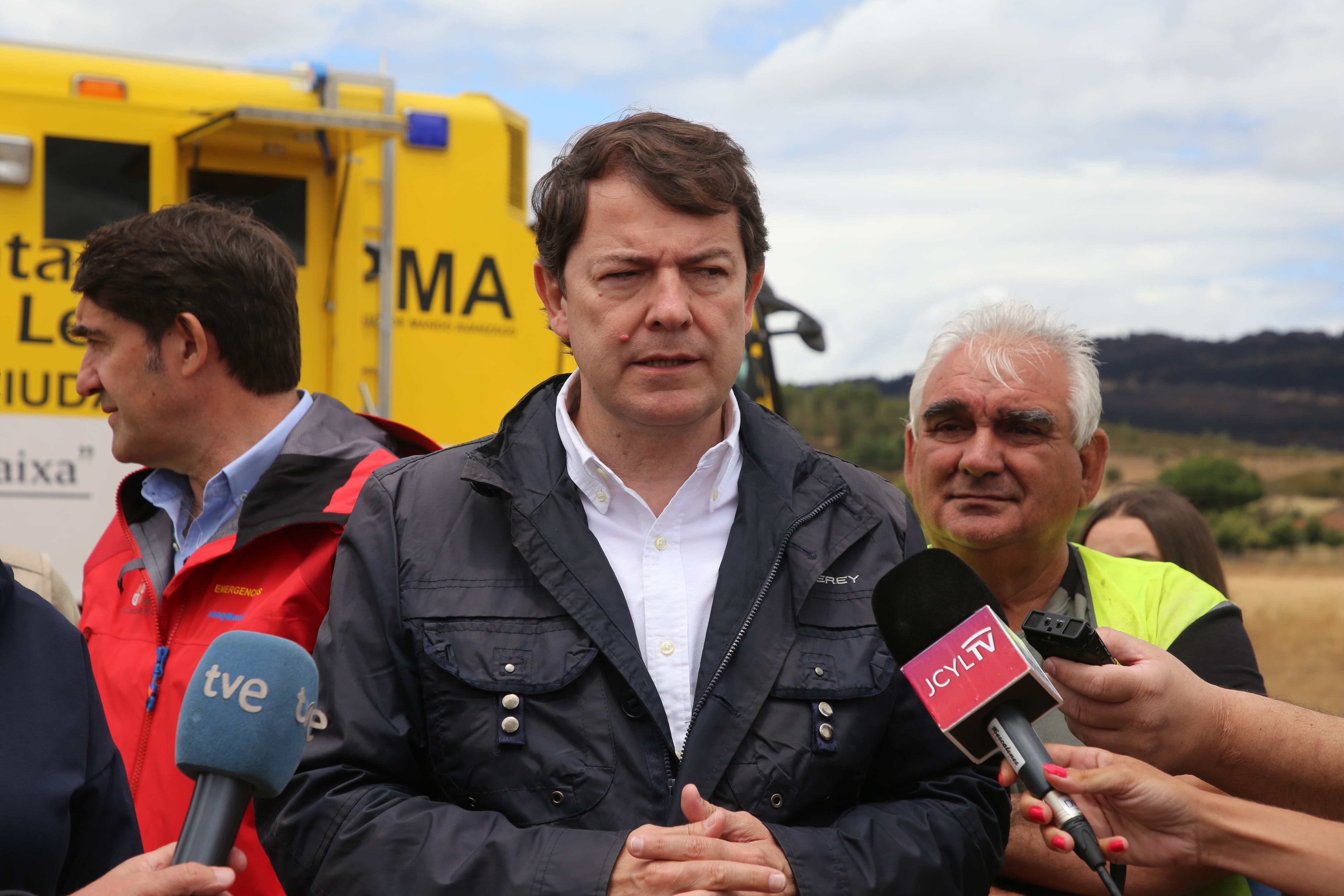 Imagen de archivo. Vista del presidente de la Junta al puesto de mando del incendio de la Sierra de la culebra