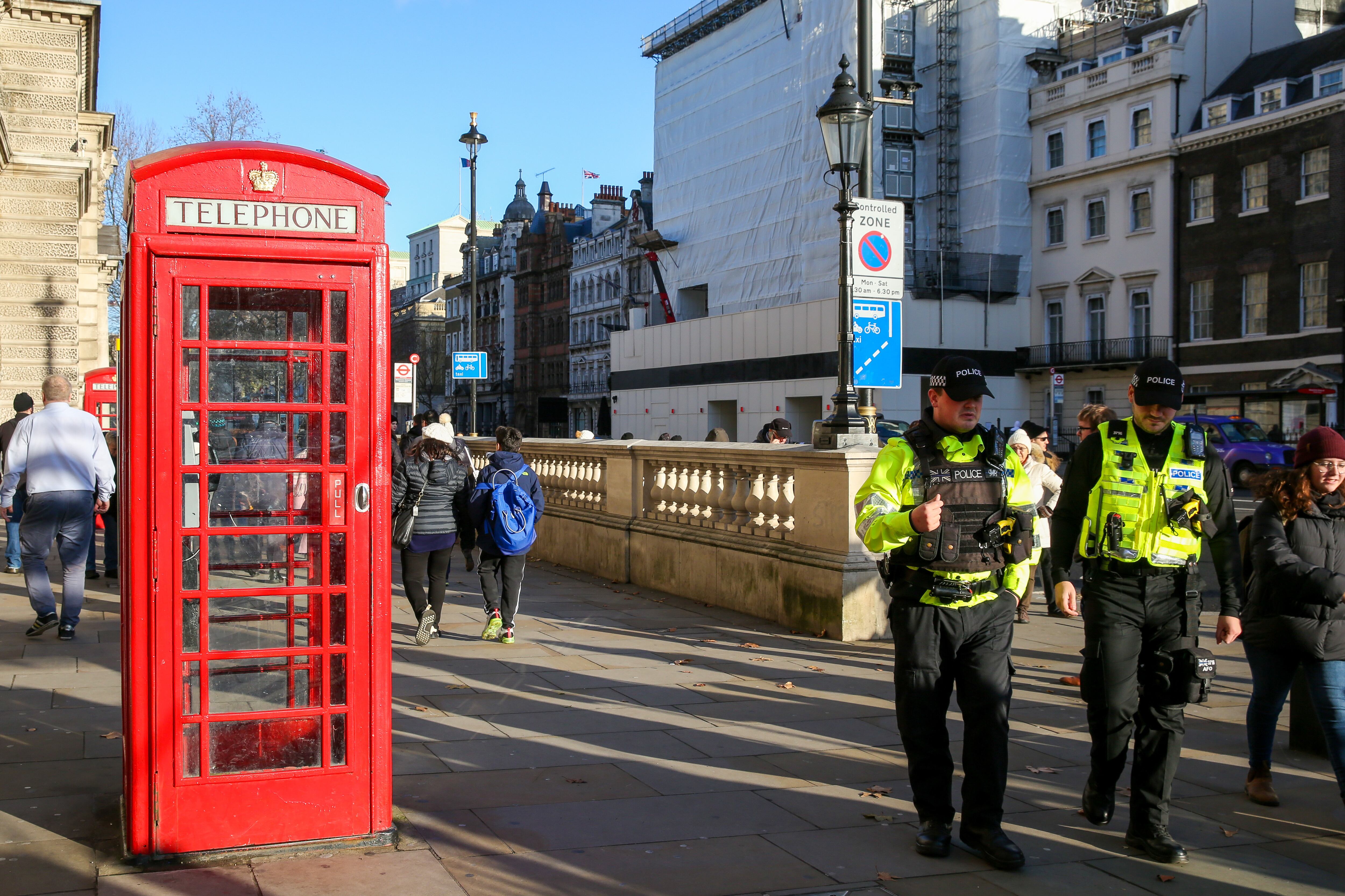 Agentes de policía junto a una cabina de teléfono en Westminster