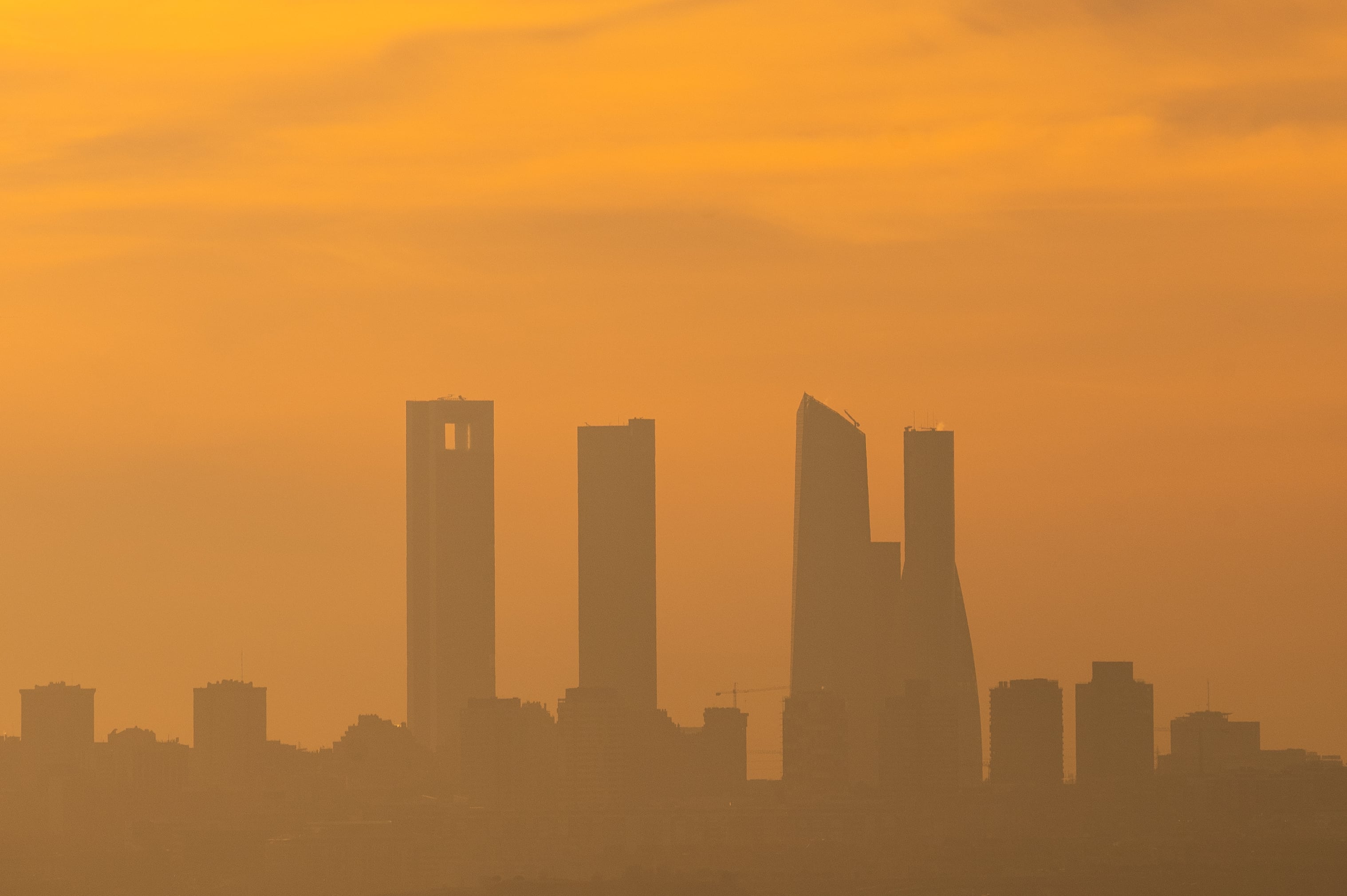 Silueta de las Cuatro Torres del norte de Madrid en una mañana con polución en la capital