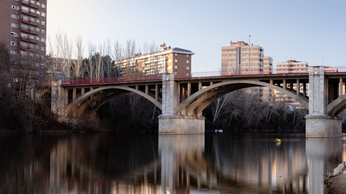 Vuelven las obras al acceso del Puente del Poniente por la red de calor