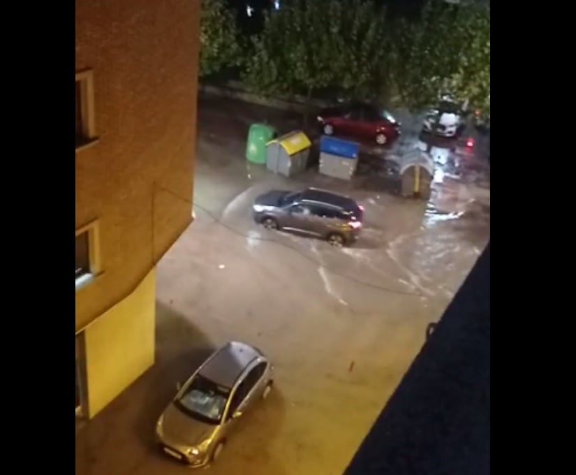 La lluvia torrencial caída a primera hora de la mañana inundaba calles y bajos en Alzira