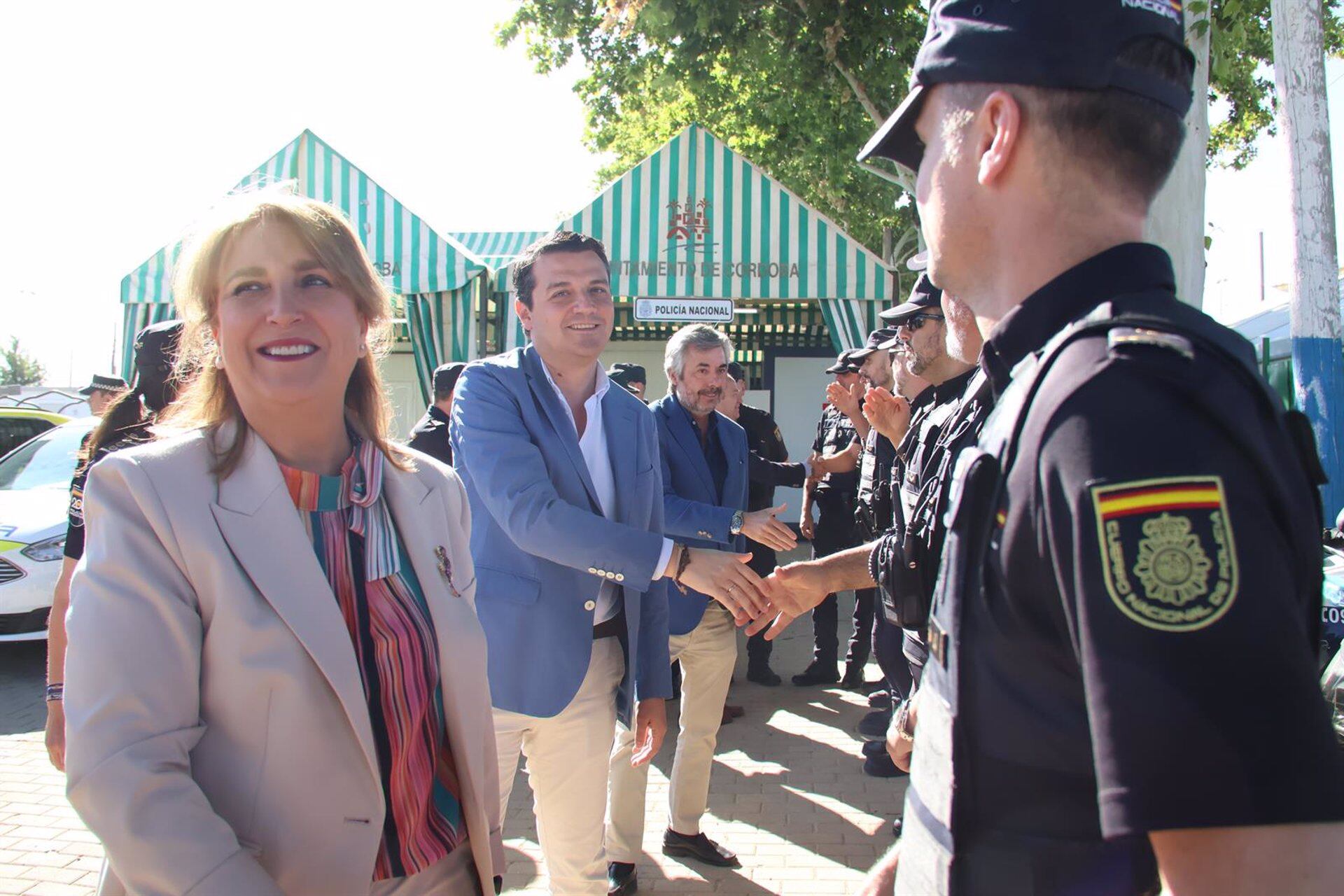 Jose María Bellido y Ana López saludan a los policías destacados en la feria de Córdoba (EP)