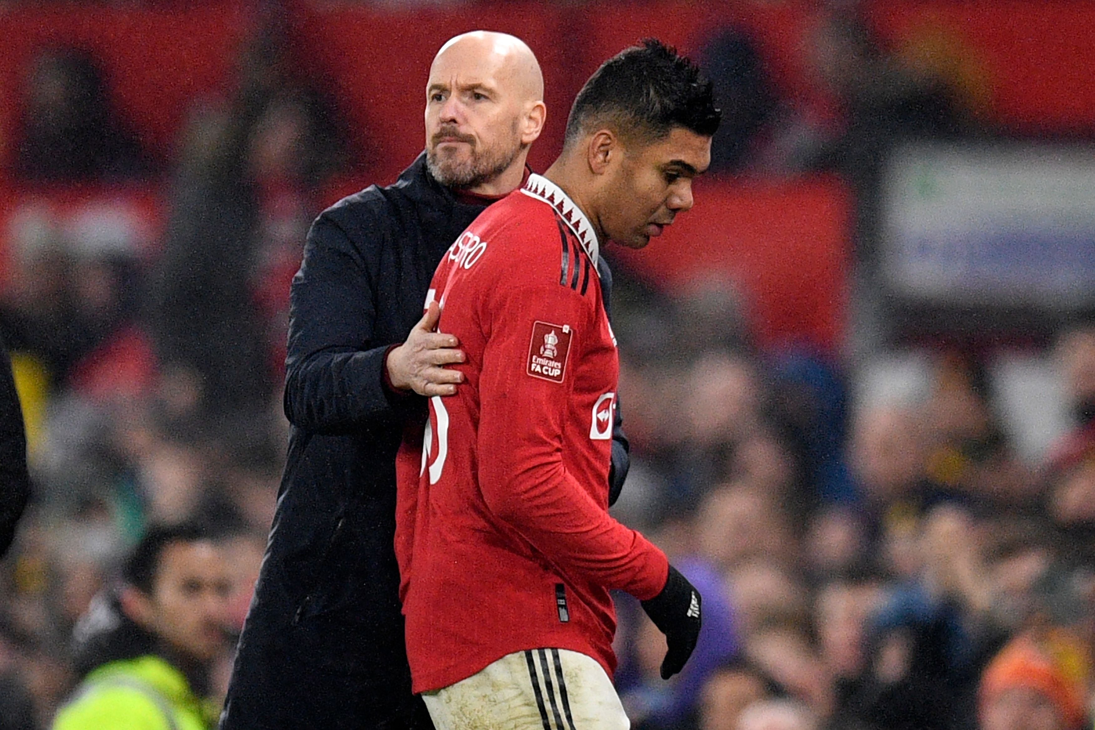 Casemiro y Ten Hag, durante un cambio en un partido del Manchester United