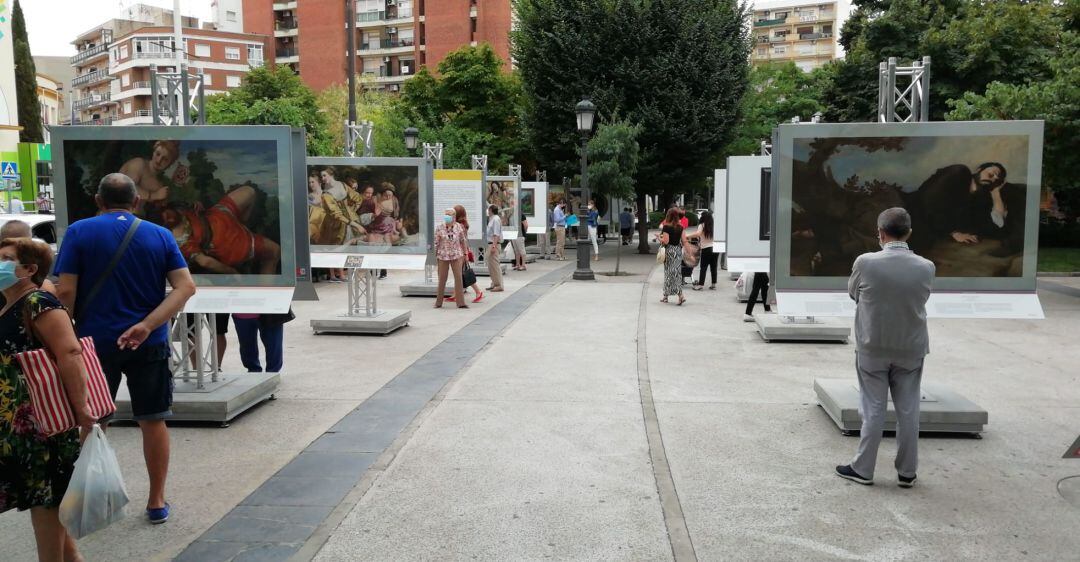 Asistentes a la muestra &quot; El Prado en las calles&quot; en Puertollano