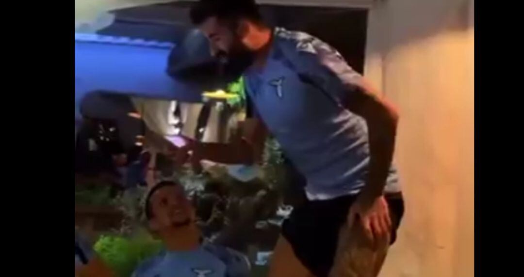 El momento en que Elseid Hysaj cantó el &#039;Bella Ciao&#039; para sus compañeros de la Lazio.