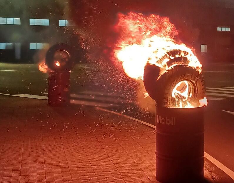 Bidones ardiendo en la movilización de las últimas horas. Cedida