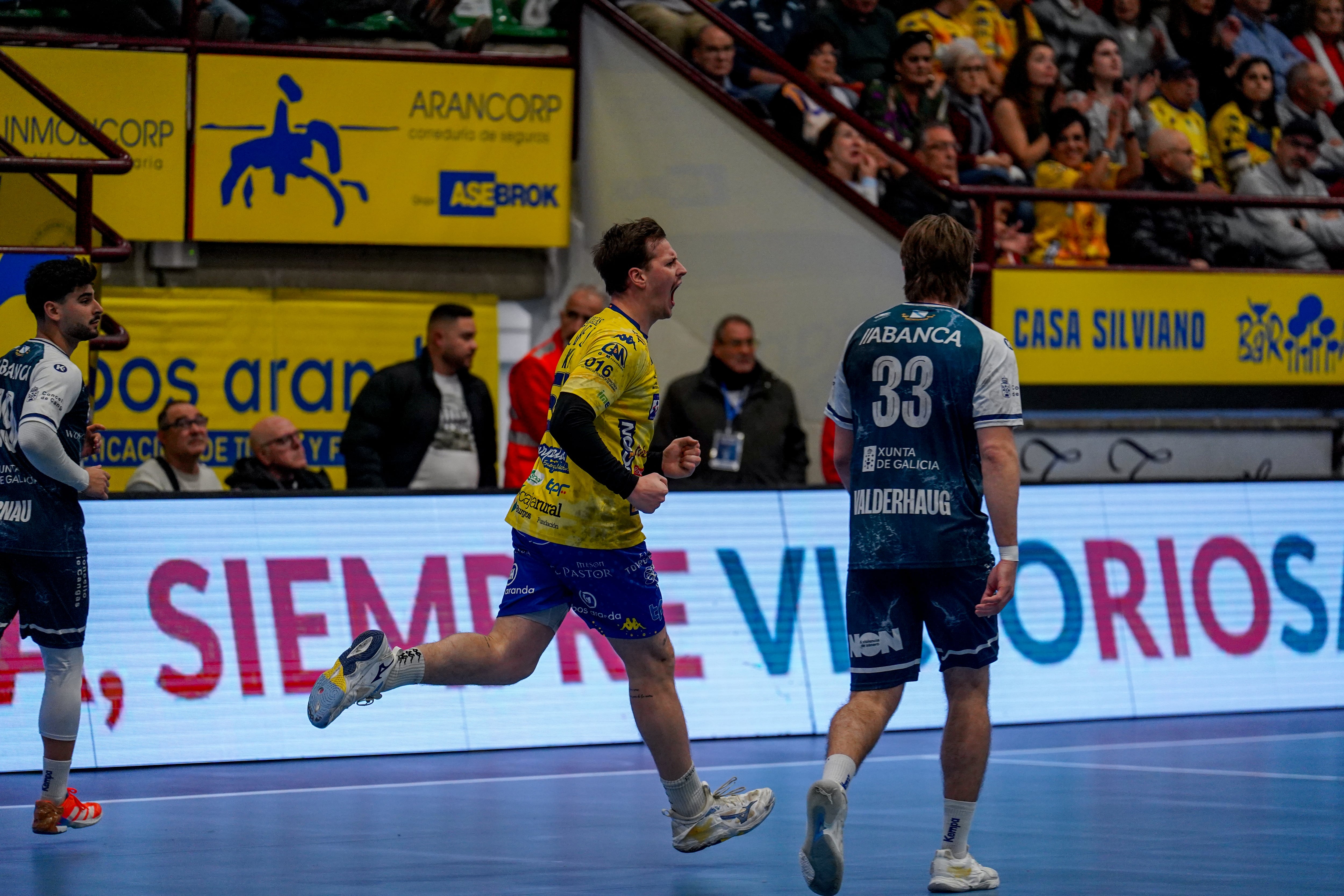 Kiko Pereira celebra uno de sus goles ante Cangas