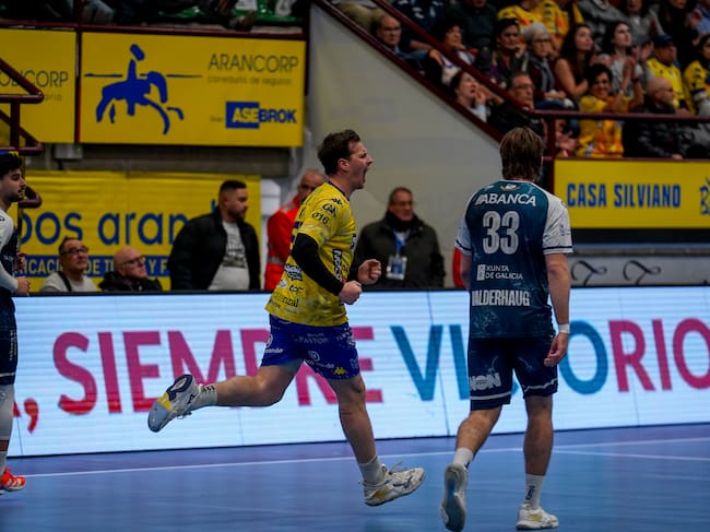 Kiko Pereira celebra uno de sus goles ante Cangas