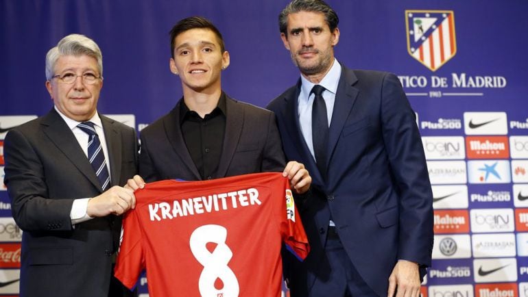 Kranevitter posa con la camiseta del Atlético