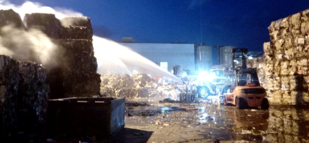 Varias dotaciones de bomberos han estado durante toda la madrugada controlando el incendio de la empresa papelera