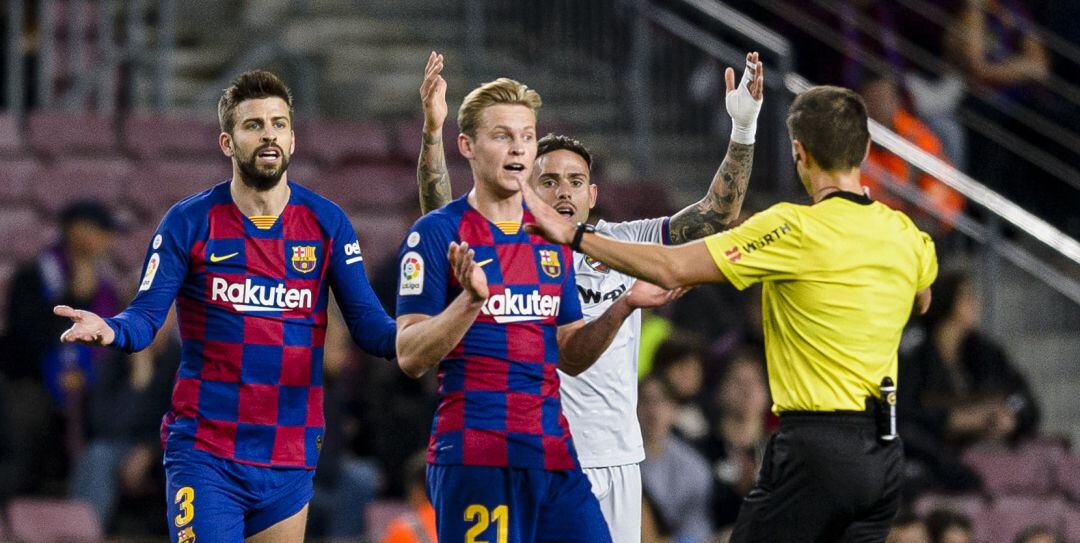 Piqué y De Jong protestan una acción al colegiado durante el encuentro ante el Levante de este pasado domingo en el Camp Nou