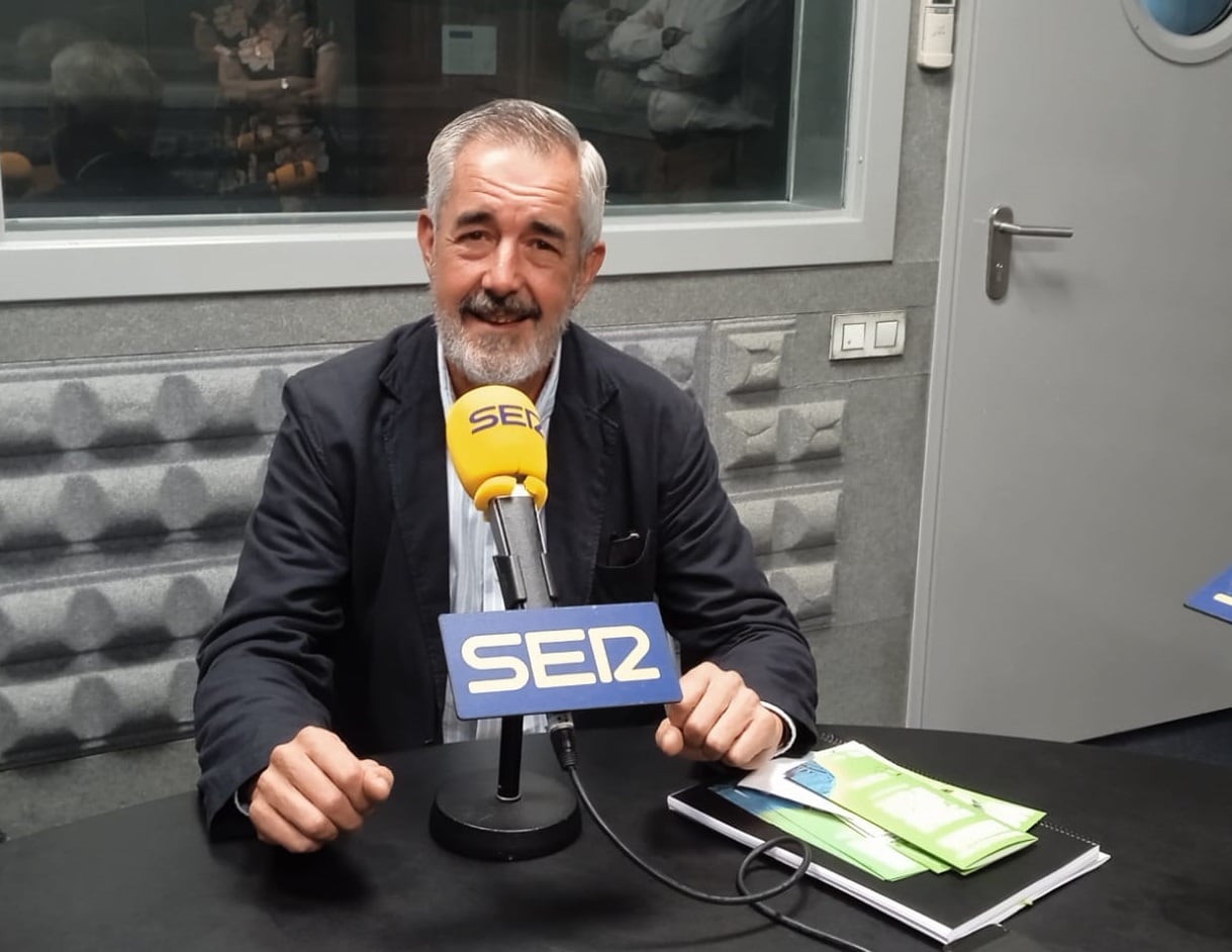 Álvaro Díaz-Mella, durante una entrevista en Radio Vigo