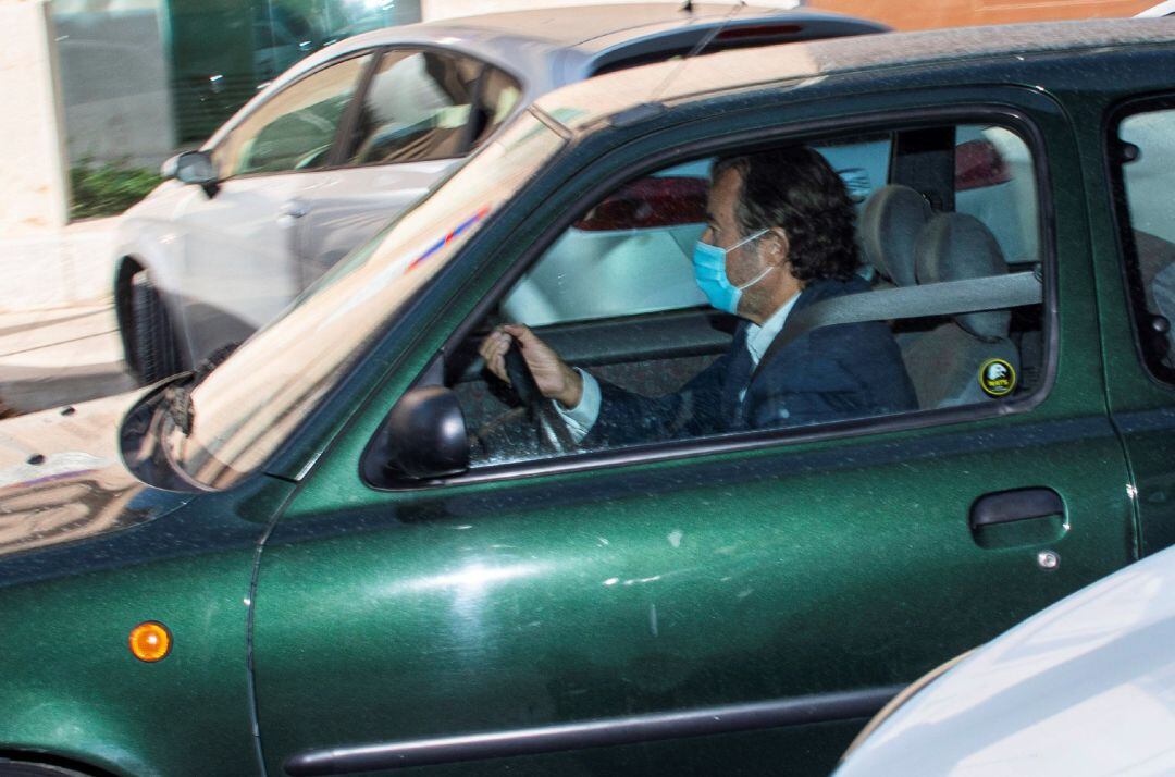 El presidente de la APB, Joan Gual de Torrella, a la salida de la reunión del consejo de administración de la Autoridad Portuaria de Baleares.