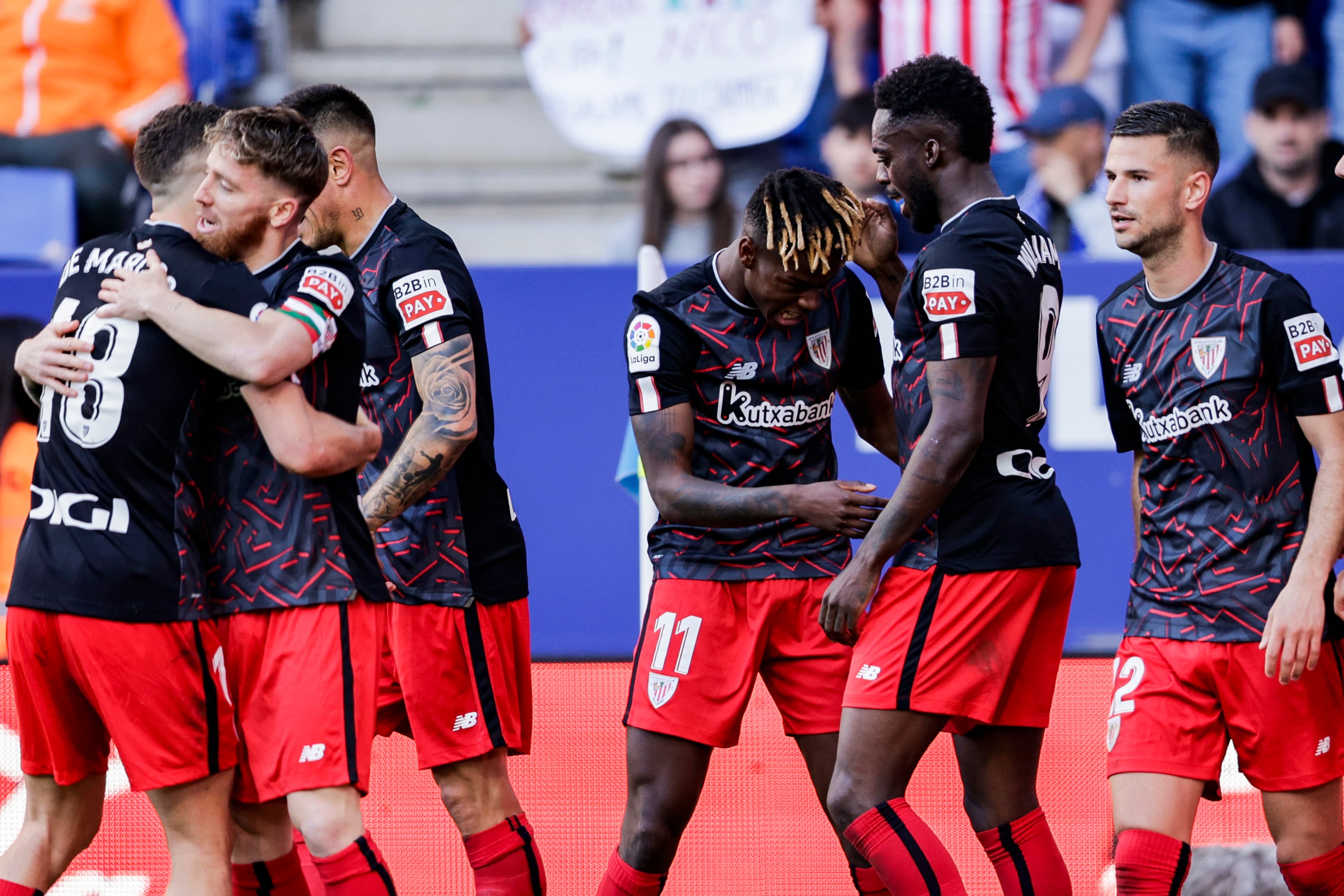 CORNELLÁ DE LLOBREGAT (BARCELONA), 08/04/2023.- Los jugadores del Athletic Club de Bilbao celebran el gol de su equipo durante el partido la jornada 28 de LaLiga Santander disputado este sábado en el RCDE Stadium de Cornellà de Llobregat (Barcelona). EFE/ Quique García
