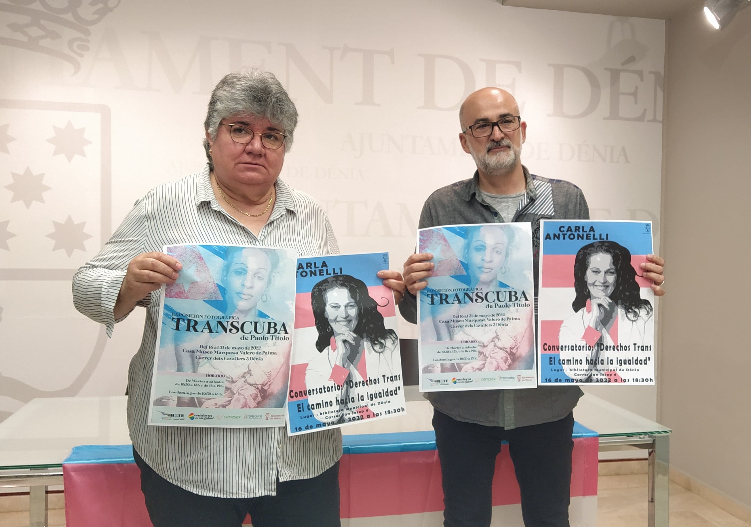 El concejal de Igualdad, Javier Scotto (d), y la presidenta de Algtb Benidorm, Chelo Olvia (i).