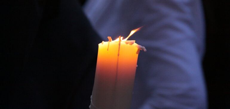 Cirio encendido durante una de las estaciones de penitencia de la Semana Santa de Granada 