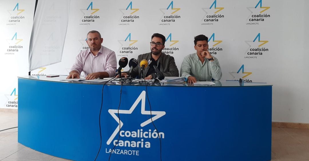 Los concejales de CC-PNC en Arrecife, Jacobo Lemes, Echedey Eugenio y Maciot Cabrera.