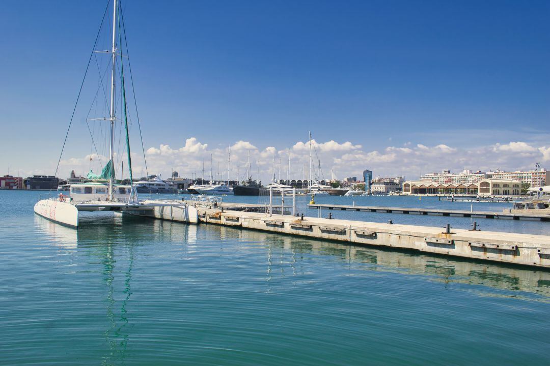 Catamarán en el puerto deportivo de Valencia. 