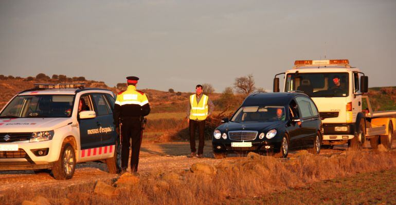 El cotxe de la funerària i una grua per remolcar la moto de la víctima arribant al lloc on un caçador presumptament va matar un veí d'un tret una finca de Santa Maria de Montmagastrell, dijous 18 de desembre