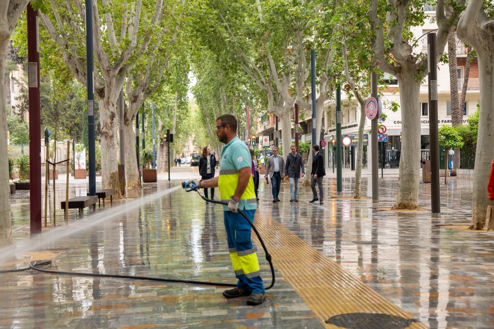 La concejal de Fomento y Patrimonio, Rebeca Pérez, ha supervisado desde primera hora de la mañana las labores de limpieza