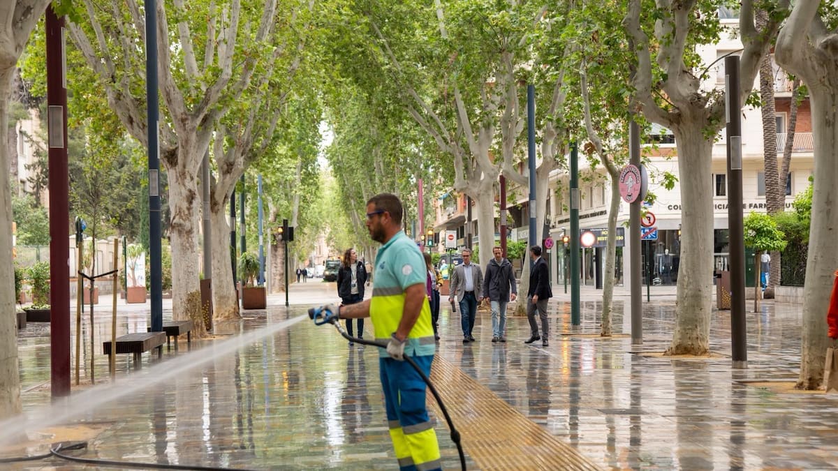 El operativo de limpieza retira 28 toneladas de residuos tras el Entierro de la Sardina