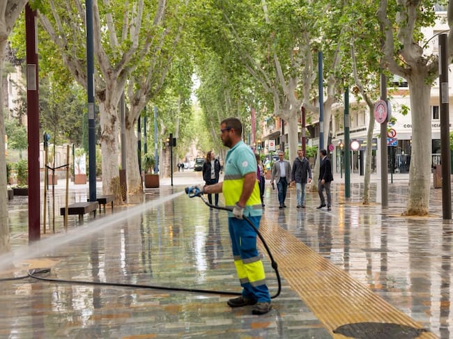 La concejal de Fomento y Patrimonio, Rebeca Pérez, ha supervisado desde primera hora de la mañana las labores de limpieza