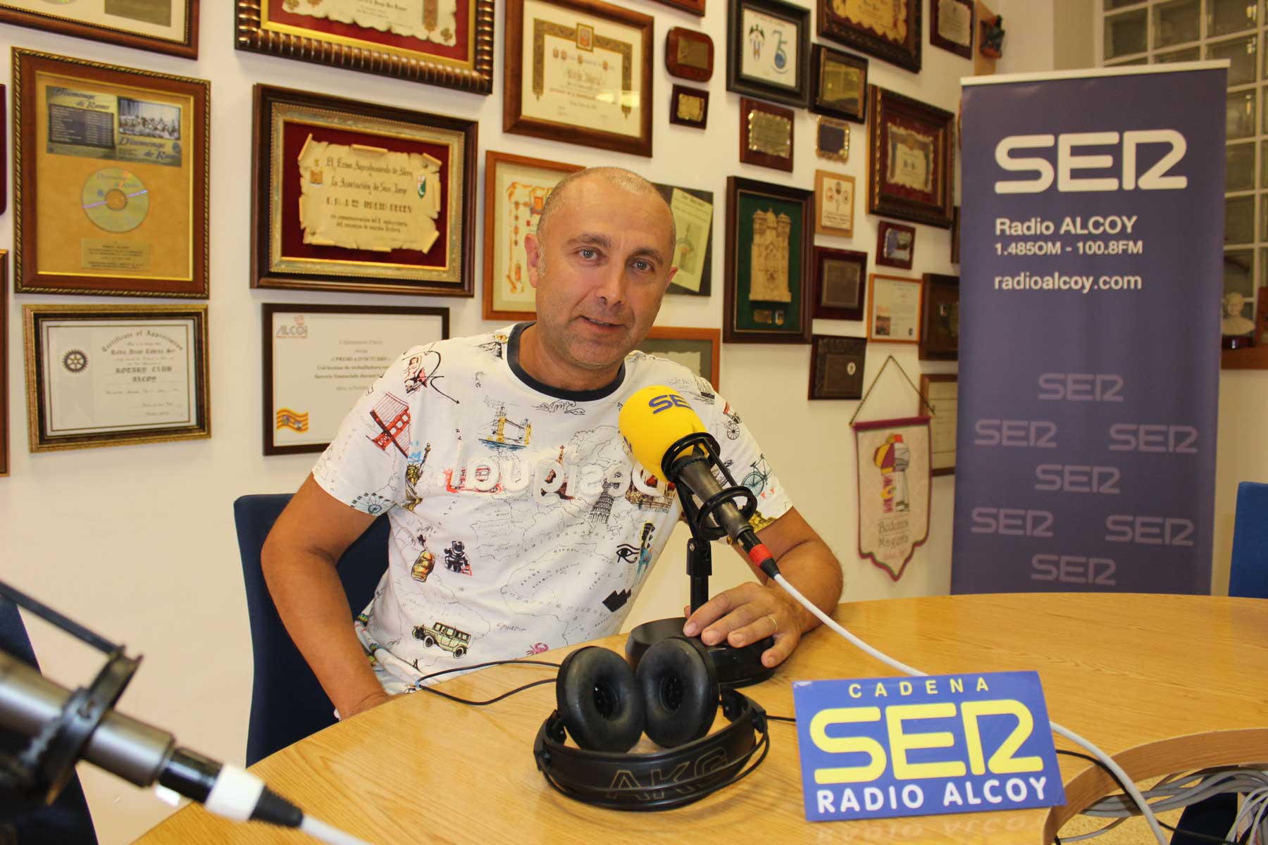 Enrique Moltó, en el estudio central de Radio Alcoy