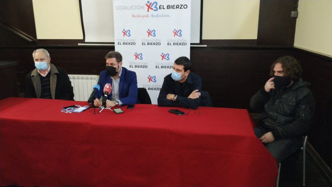 El líder bercianista, Iván Alonso junto a responsables de la dirección del partido