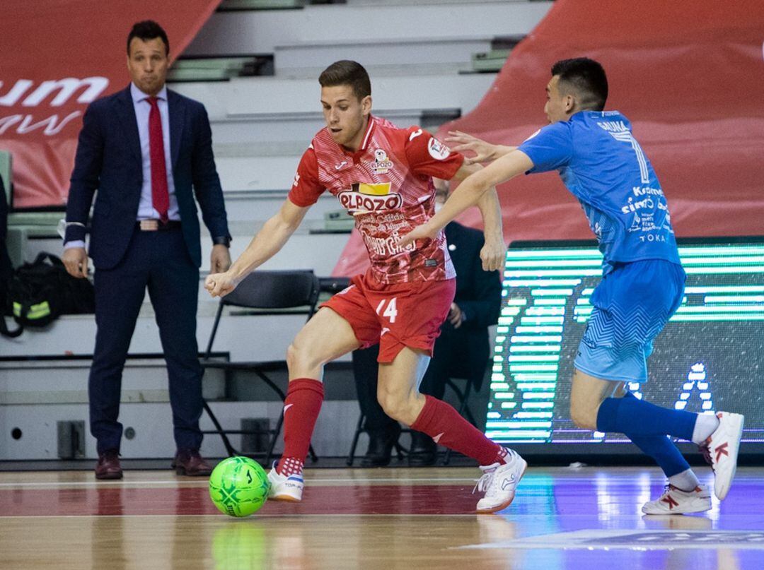 Fernando Aguilera iniciando el ataque