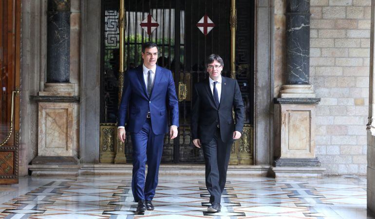 Pedro Sánchez y Carles Puigdemont en la galería gótica del Palau de la Generalitat