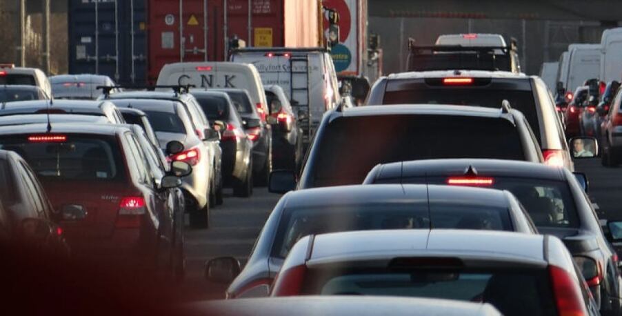 Retención en la entrada de Torrelavega. Imagen de archivo.