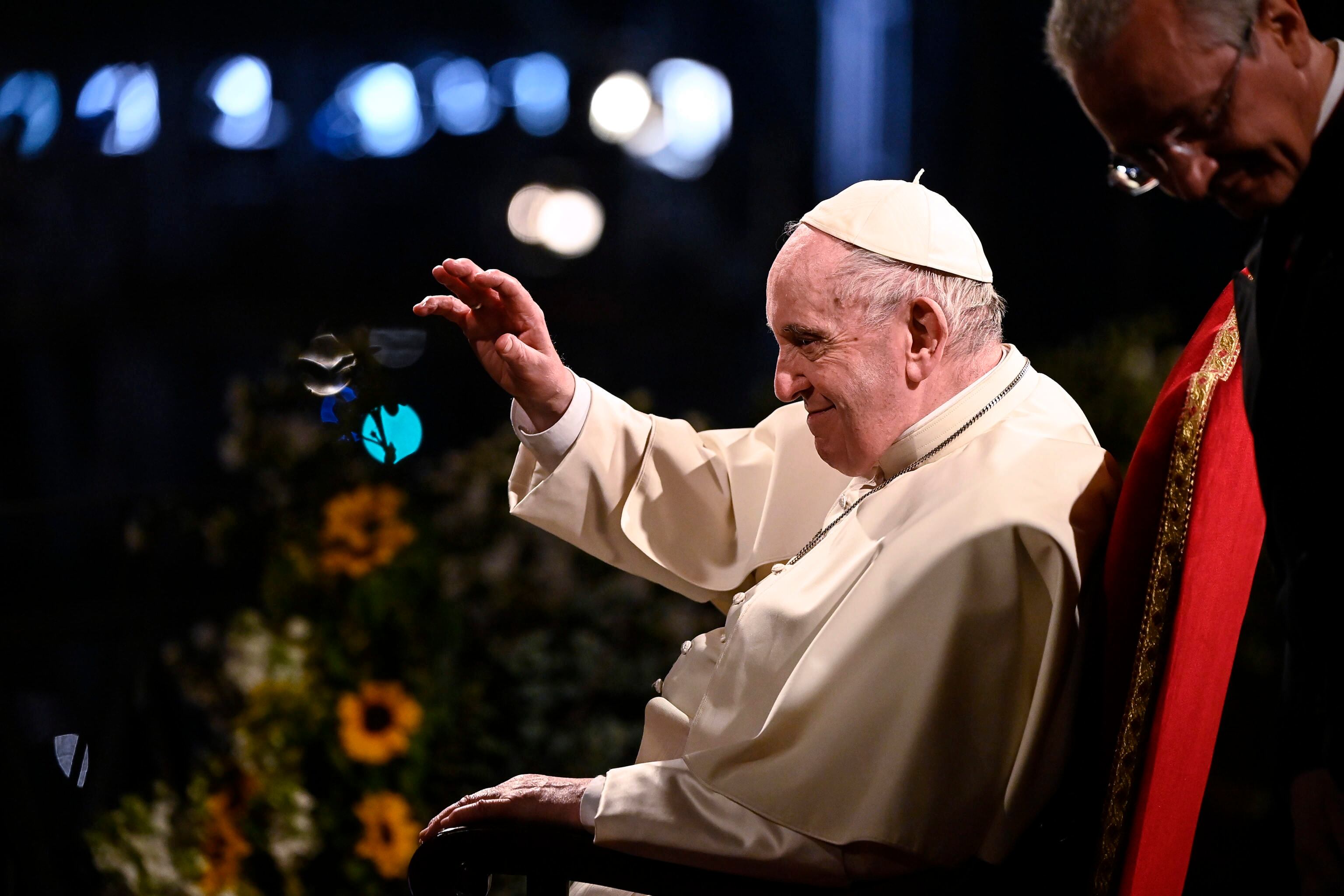 El papa Francisco saluda a los fieles antes de su discurso en el Via Crucis