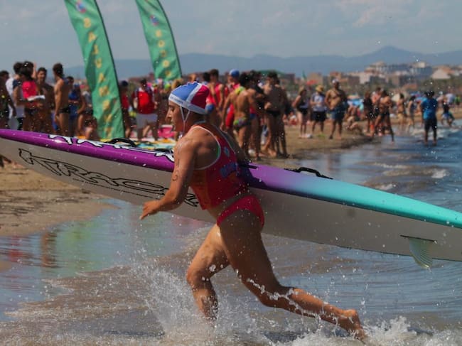 Con su tabla en una competición