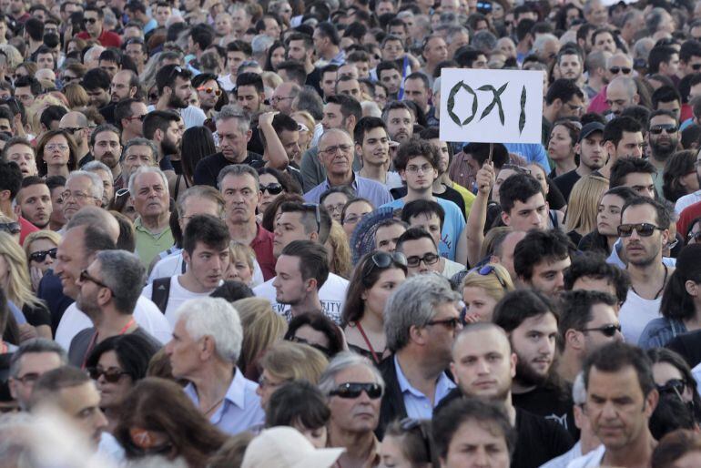 ORP555 ATENAS (GRECIA), 03/07/2015.- Varias personas a favor del no en el referéndum del próximo domingo se manifiestan en la plaza Syntagma de Atenas, Grecia hoy 3 de julio de 2015. El Tribunal Supremo Administrativo griego desestimó hoy el recurso de in