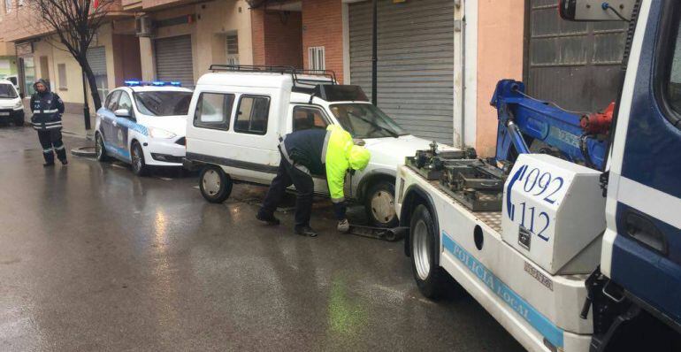 Momento en el que se inmolizaba el vehículo del detenido