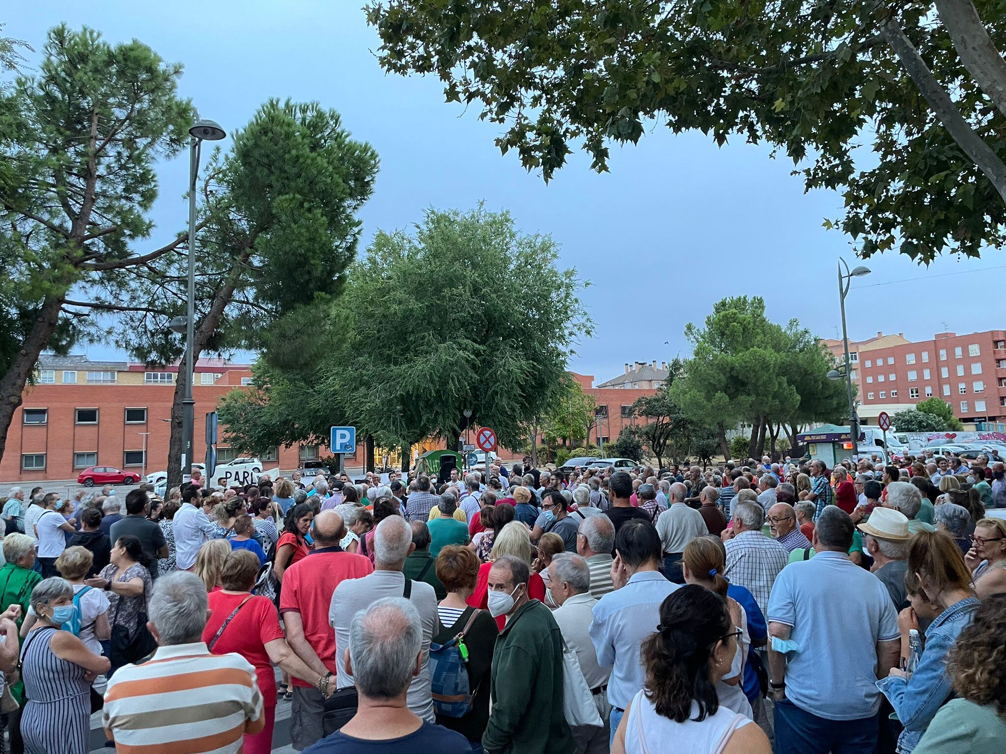 En torno a 400 personas se han vuelto a manifestar frente al centro de salud Isabel II de Parla