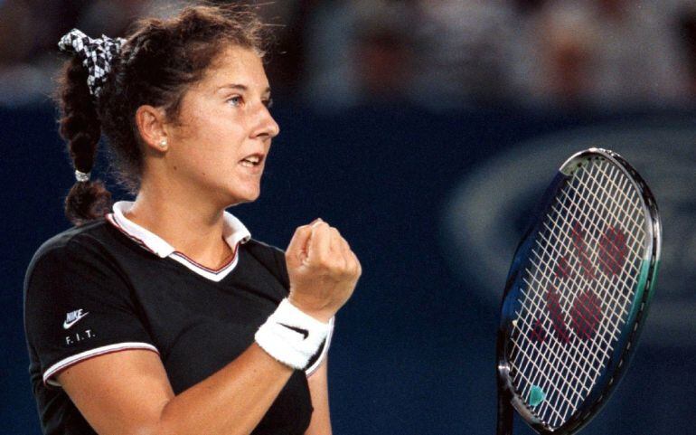 Monica Seles levanta el puño en su partido de semifinales ante Chanda Rubin.