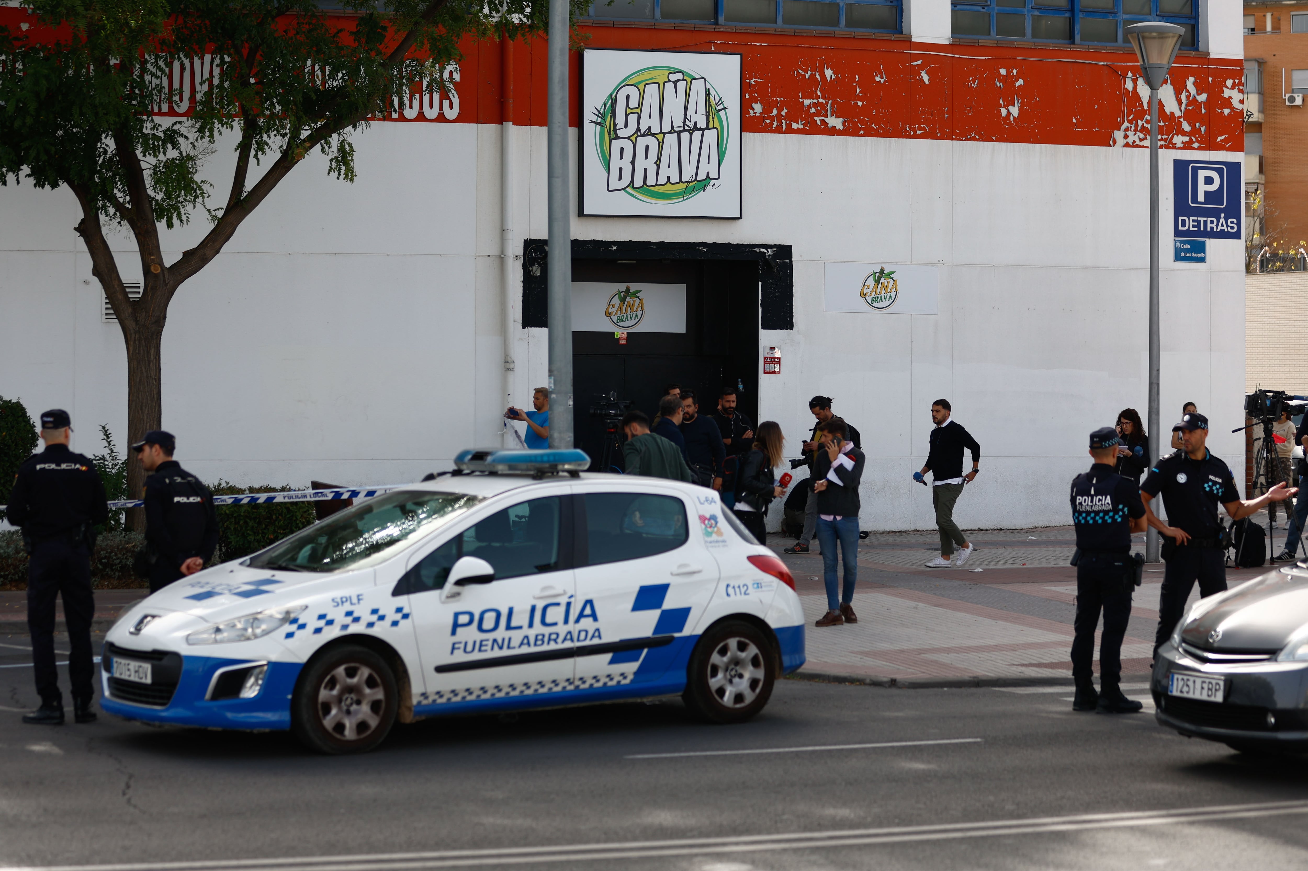 La Policía Local de Fuenlabrada en el exterior de la discoteca en 2022